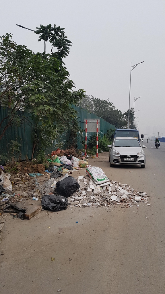 Rác thải vứt bừa bãi ngay dưới lòng đường.